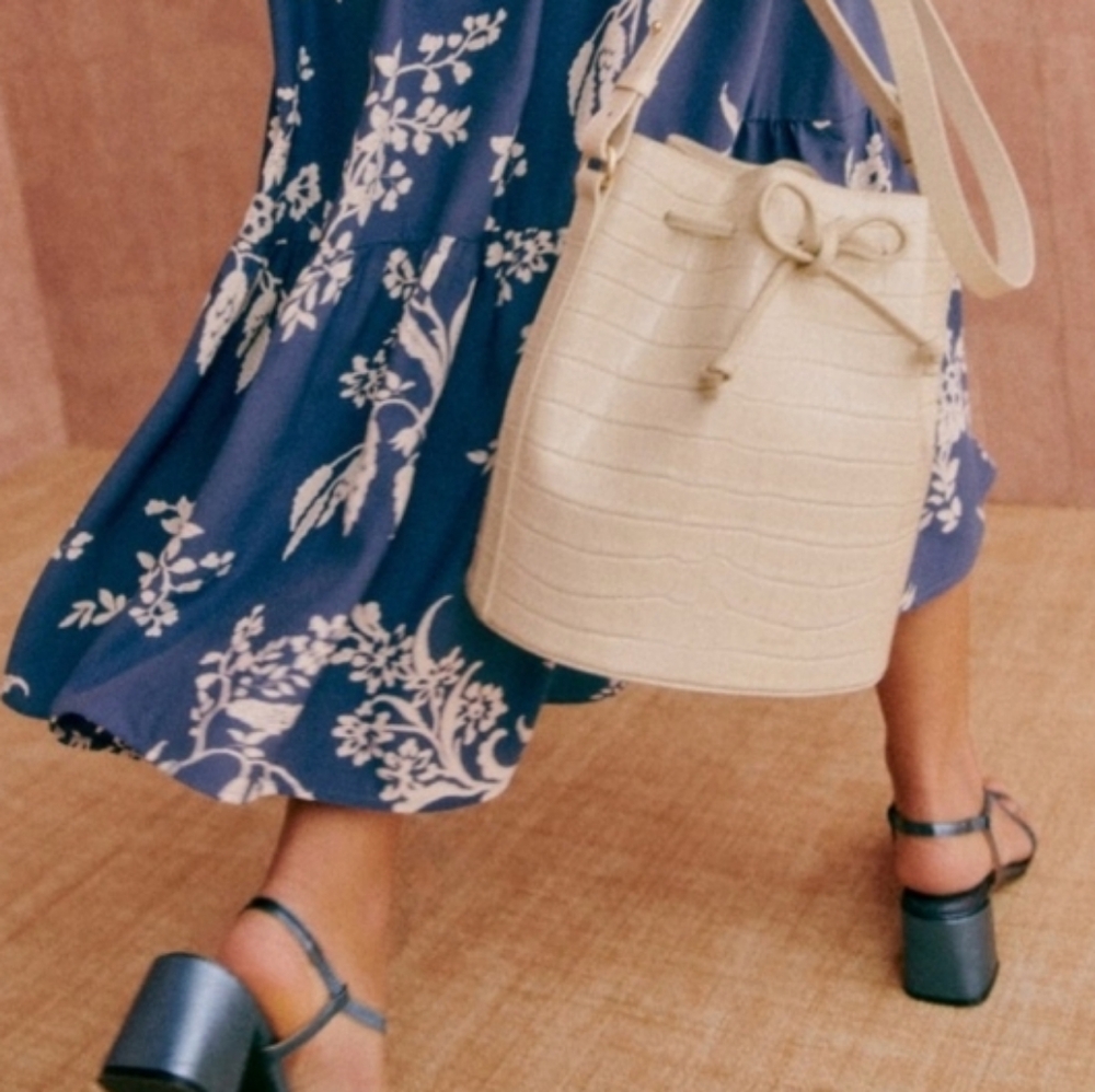 SEZANE FARROW CROSSBODY BUCKET BAG IN ECRU CROCO PRINT LEATHER - Picture 2 of 9